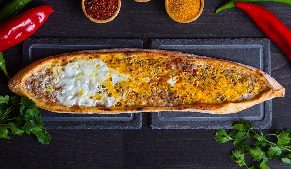 Kıymalı Yumurtalı Pide