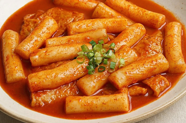 TTeokbokki (Acı Soslu Kore Pirinç Keki / Spicy Korean Rice Cakes)